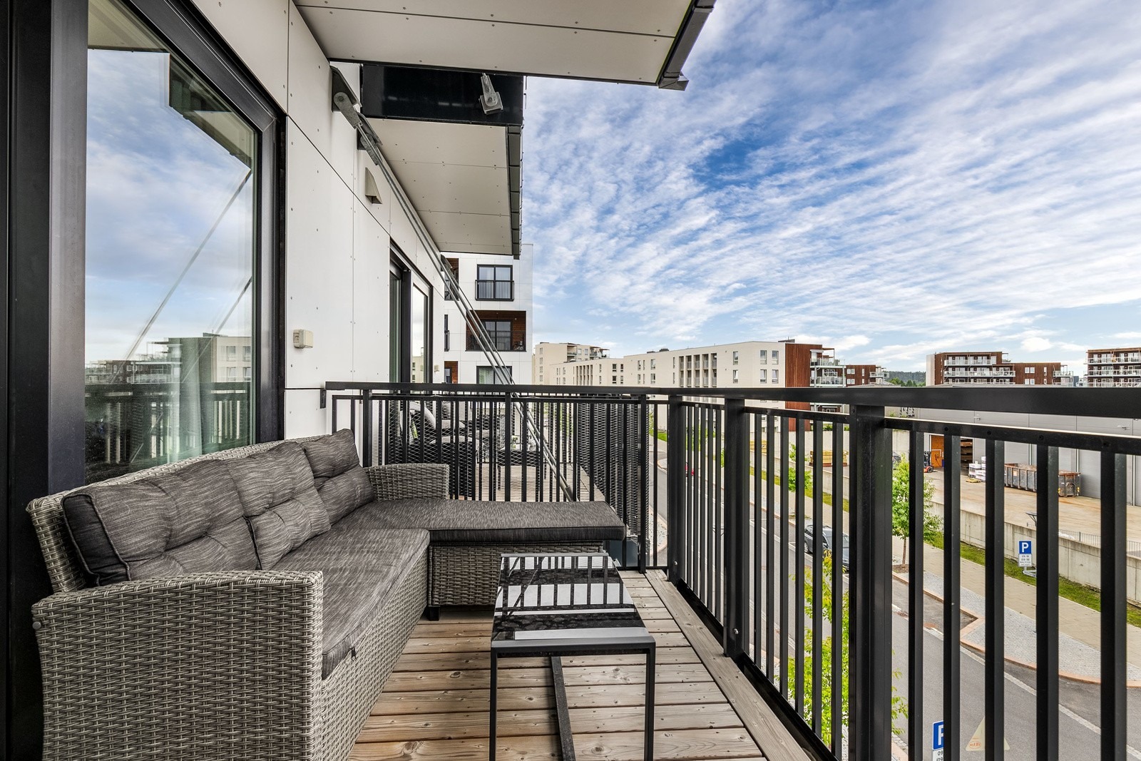 Utvendig har leiligheten en sydvestvendt balkong på ca. 6 kvm med fritt utsyn over nærområdet. 